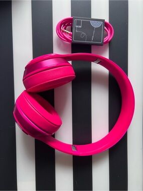 Beats Solo2 Wired, On-Ear Headphones in Hot Pink